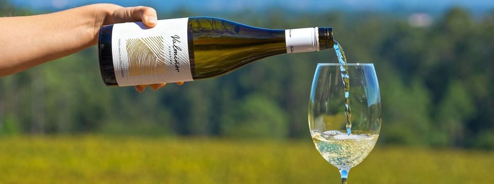 Sirviendo una copa del Albariño Valmiñor